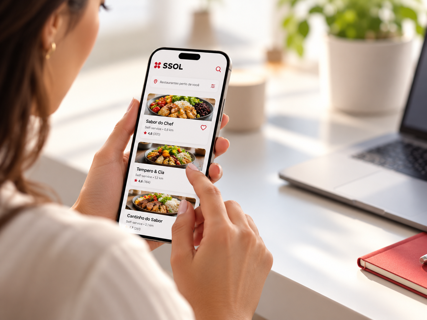 Pessoa acessando o app SSOL e localizando restaurantes parceiros