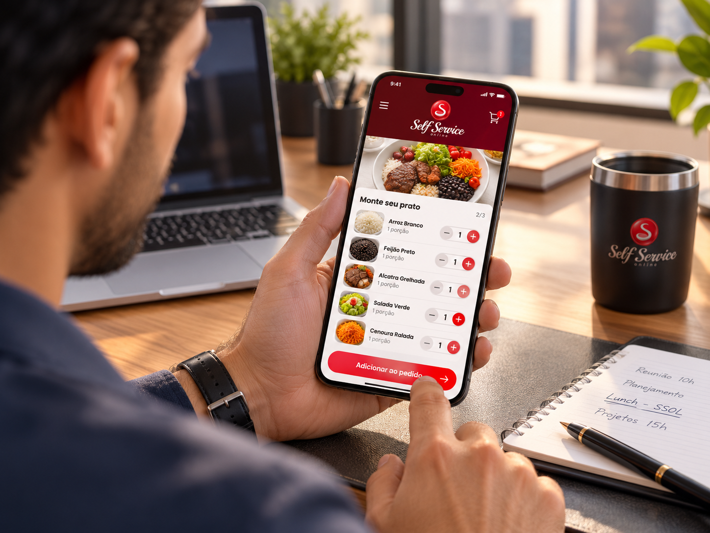 Homem montando a refeição no app SSOL da mesa do escritório